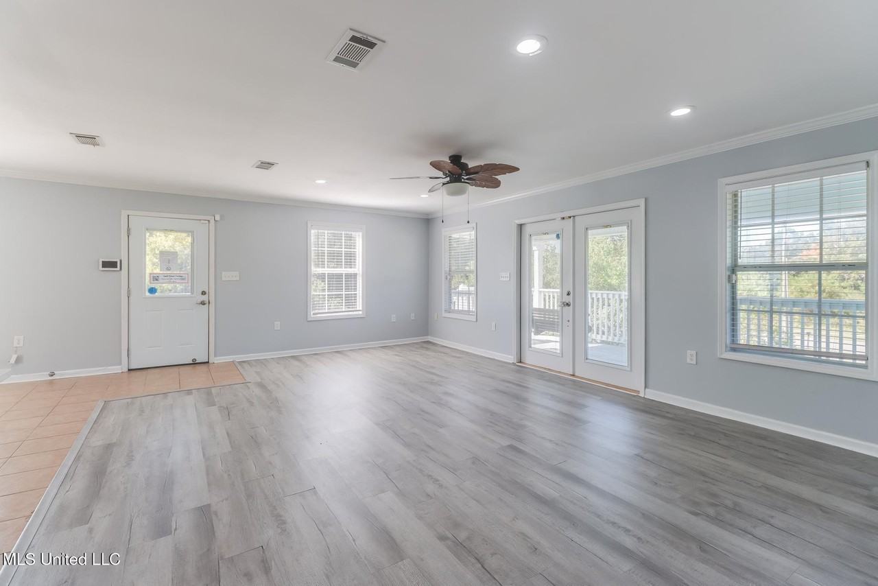 140 Holiday Ave - Photo 4 of 24