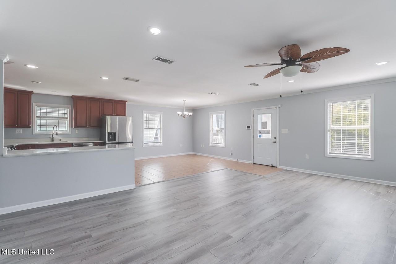 140 Holiday Ave - Photo 5 of 24