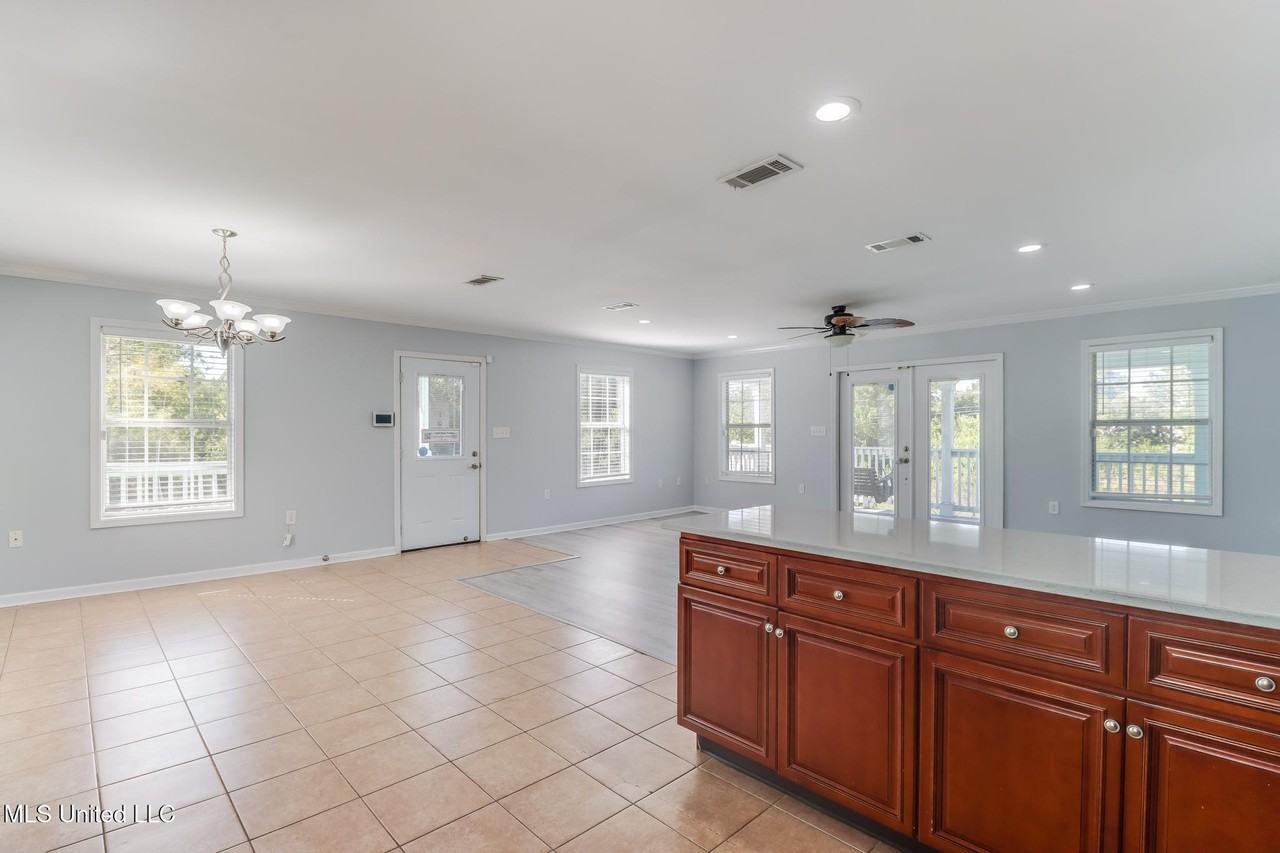 140 Holiday Ave - Photo 6 of 24