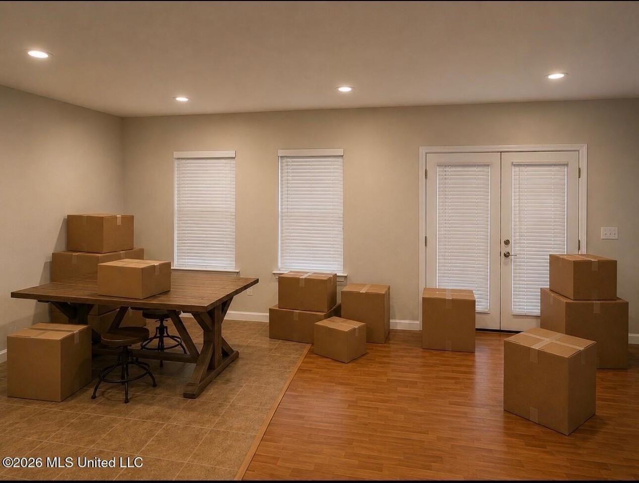 560 Royal Oak Dr - Photo 2 of 9