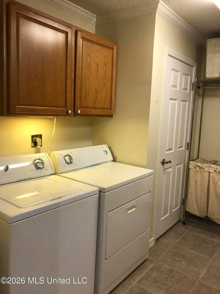 560 Royal Oak Dr - Photo 4 of 9
