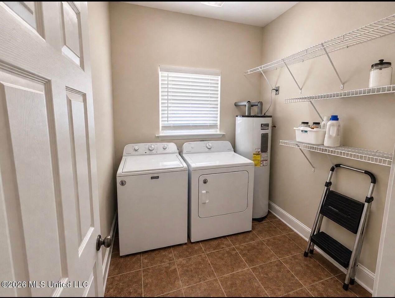 560 Royal Oak Dr - Photo 5 of 9