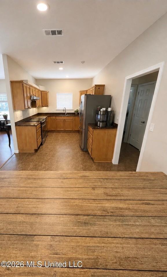 560 Royal Oak Dr - Photo 6 of 9