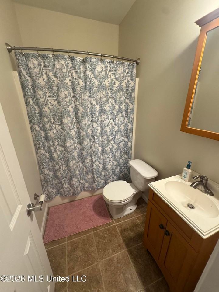 560 Royal Oak Dr - Photo 7 of 9