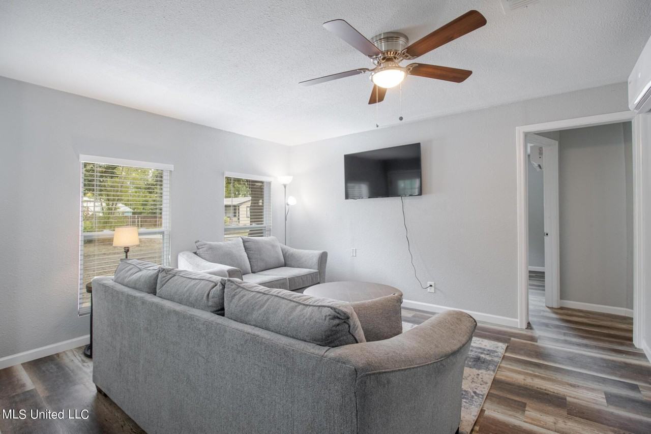 226 Milray Ln - Photo 4 of 19
