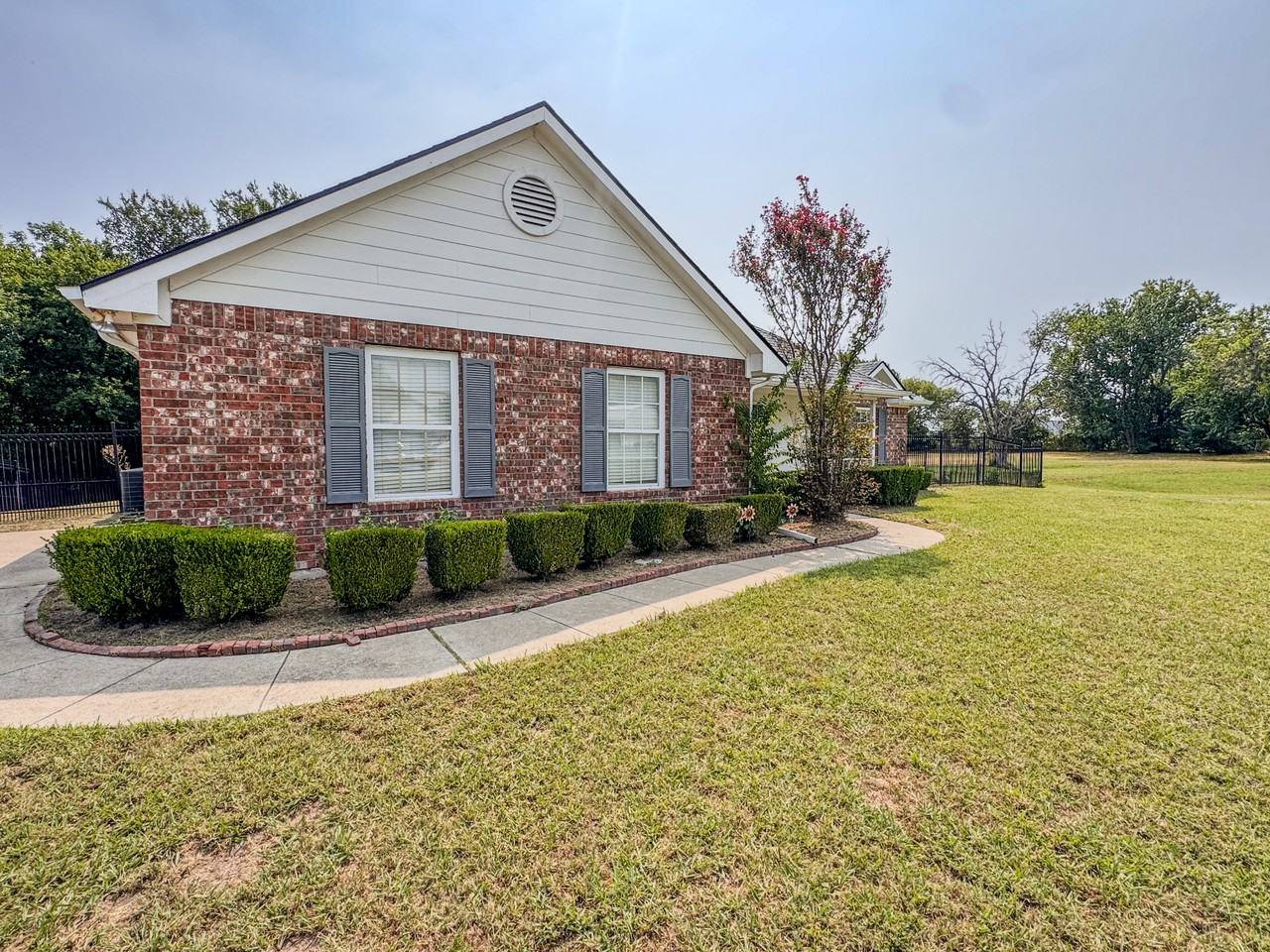 5662 Pamela Ct - Photo 3 of 25