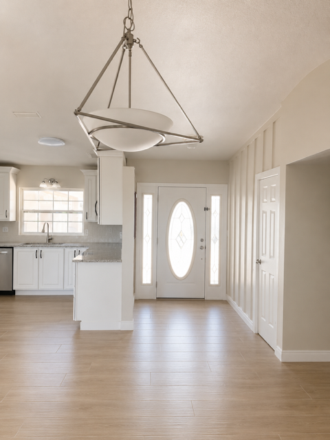 1220 38th Ave Ne - Photo 3 of 36