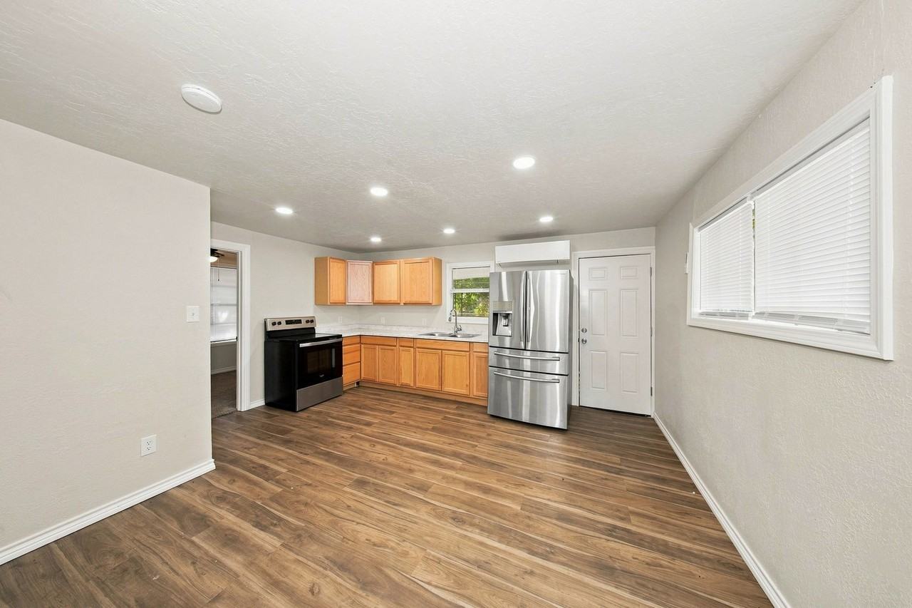 1314 Nw Smith Ave - Photo 4 of 16