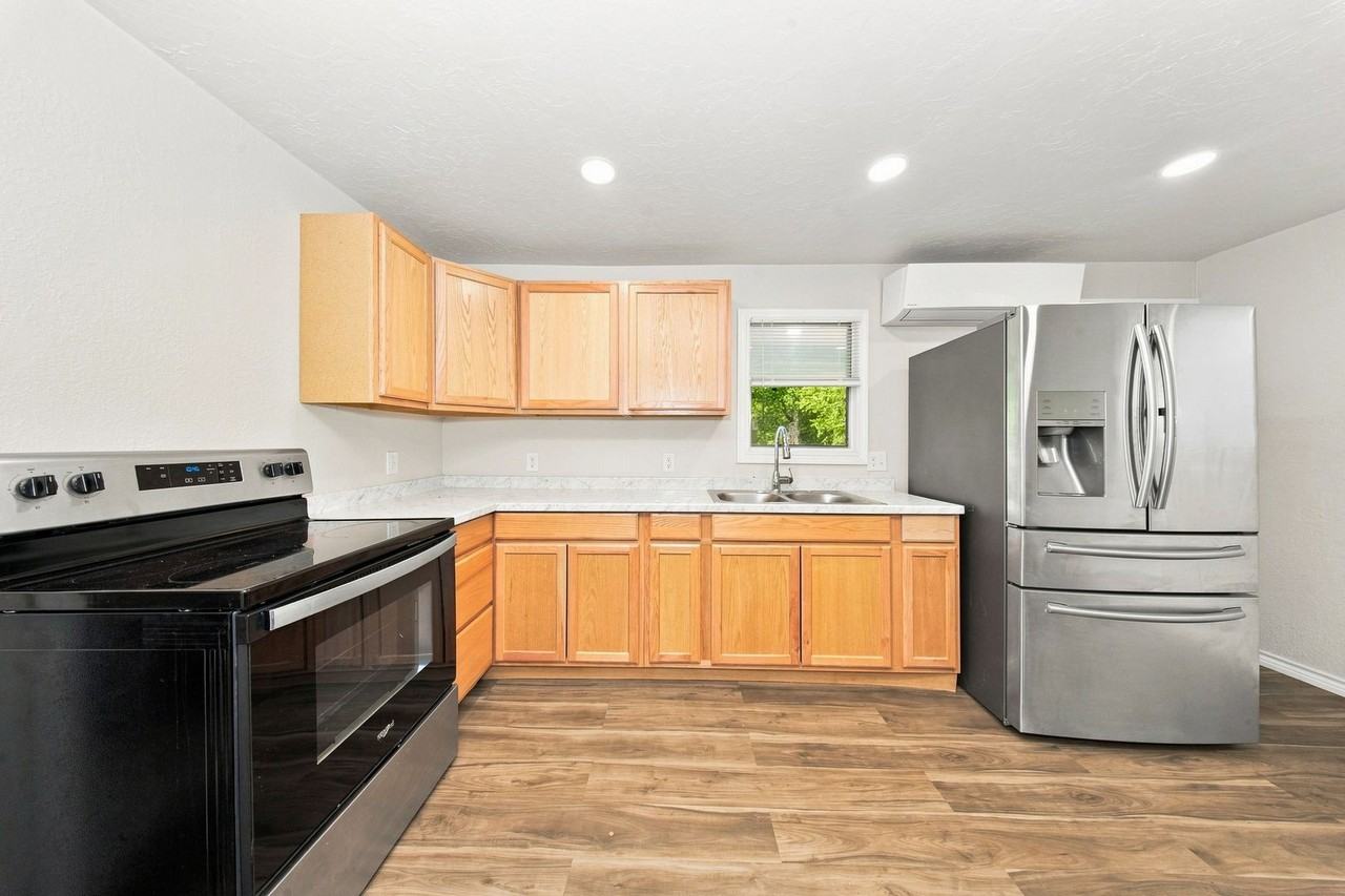 1314 Nw Smith Ave - Photo 3 of 16