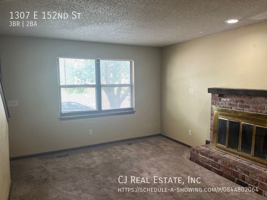 1307 E 152nd St - Photo 3 of 6