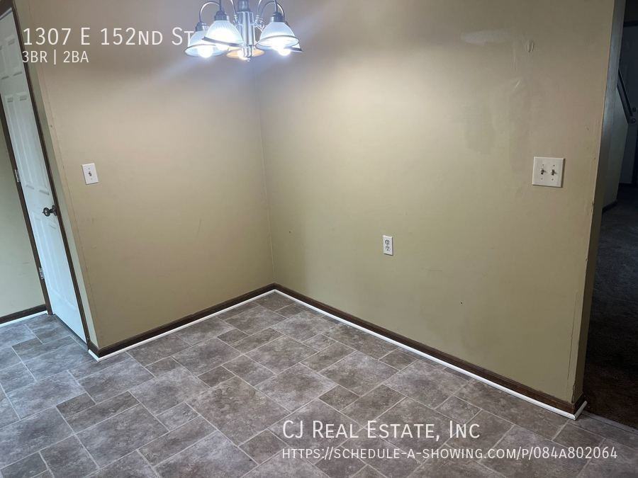1307 E 152nd St - Photo 4 of 6