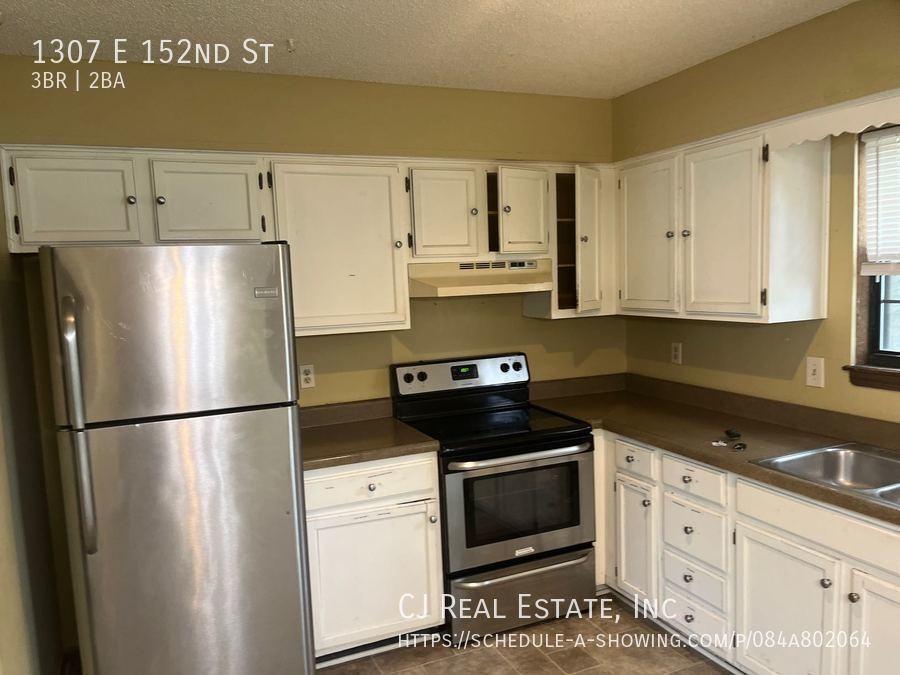 1307 E 152nd St - Photo 5 of 6