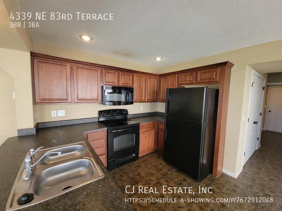 4339 Ne 83rd Ter - Photo 3 of 11
