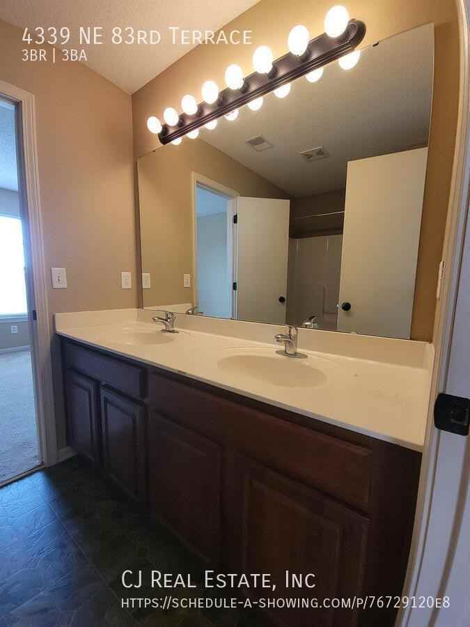 4339 Ne 83rd Ter - Photo 7 of 11