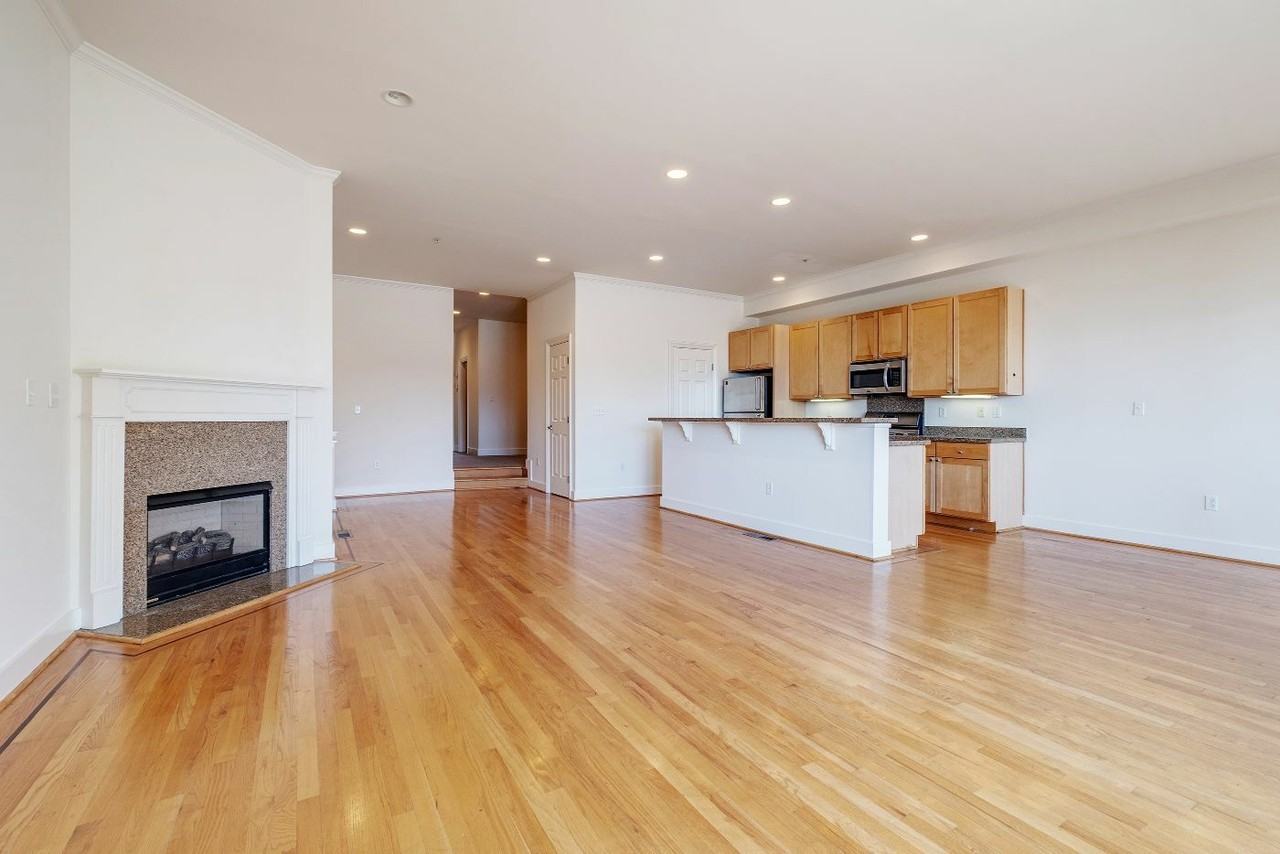 631 Pennsylvania Ave - Photo 4 of 33