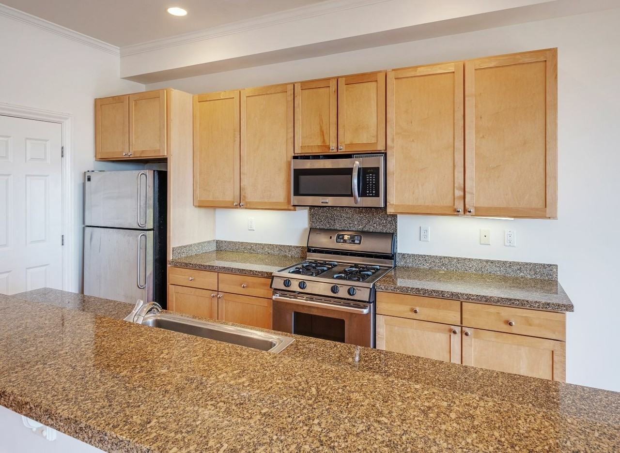 631 Pennsylvania Ave - Photo 5 of 33