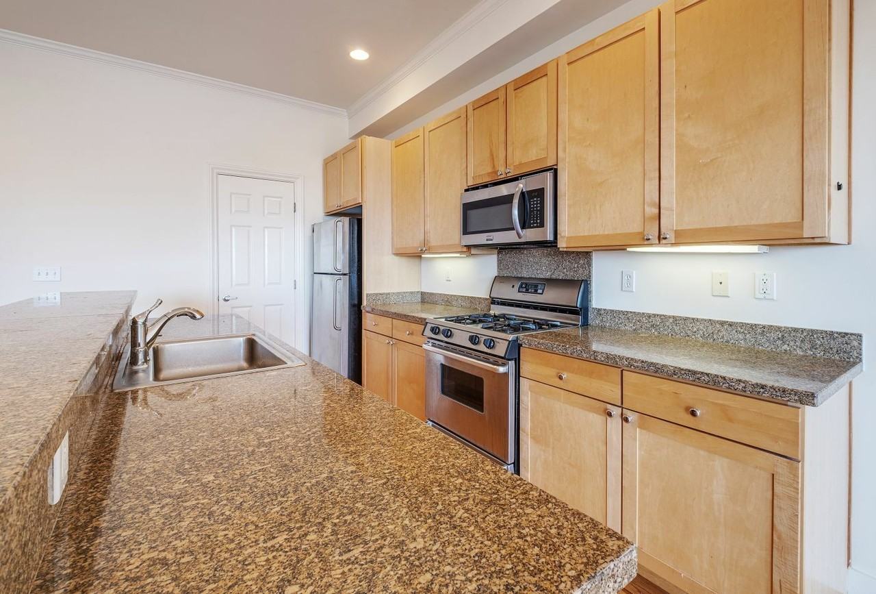 631 Pennsylvania Ave - Photo 6 of 33