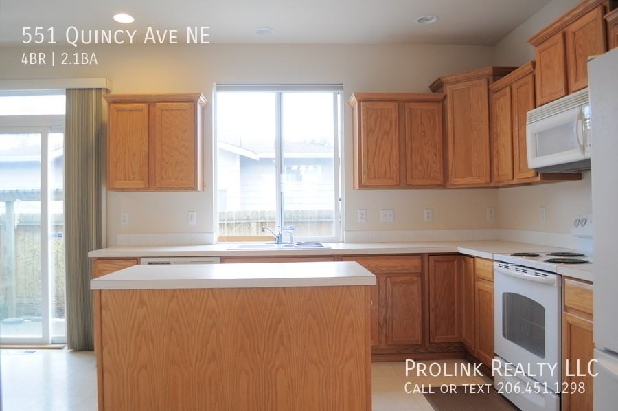 551 Quincy Ave Ne - Photo 3 of 32