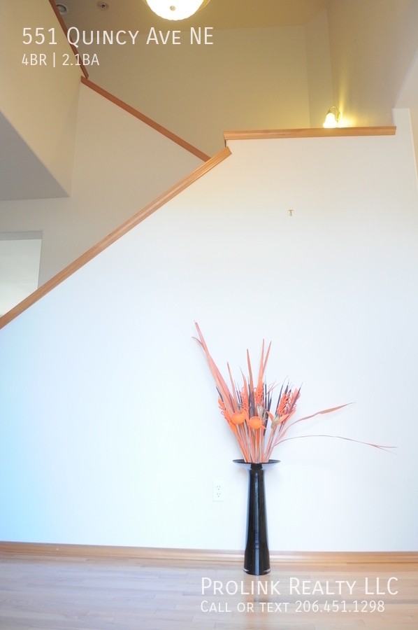551 Quincy Ave Ne - Photo 4 of 32
