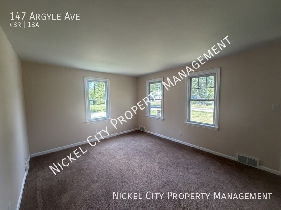 147 Argyle Ave - Photo 4 of 15