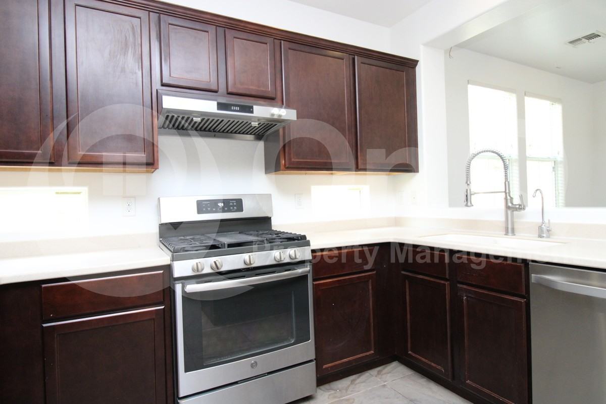 9134 S Roberts Rd - Photo 4 of 30