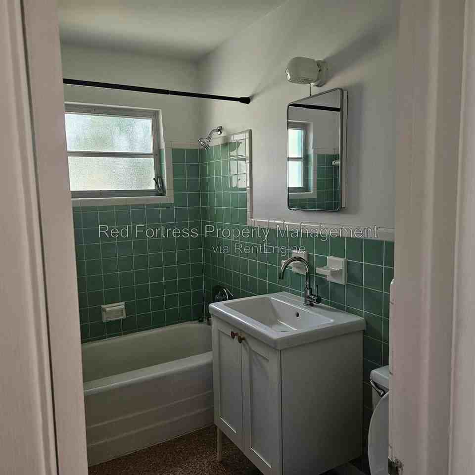 1531 Grace Ave - Photo 4 of 10