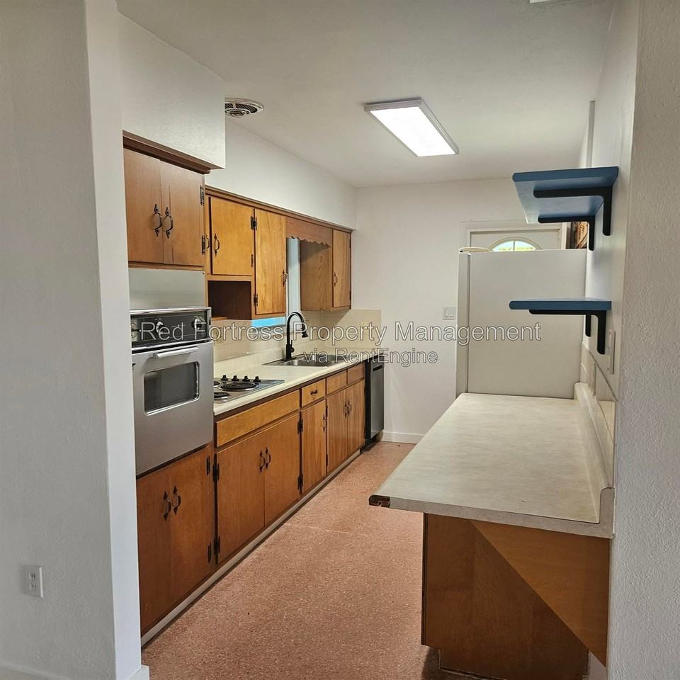 1531 Grace Ave - Photo 5 of 10