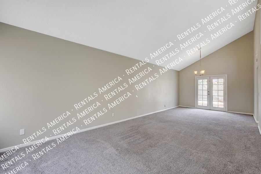 319 Simon Bolivar Dr - Photo 4 of 43