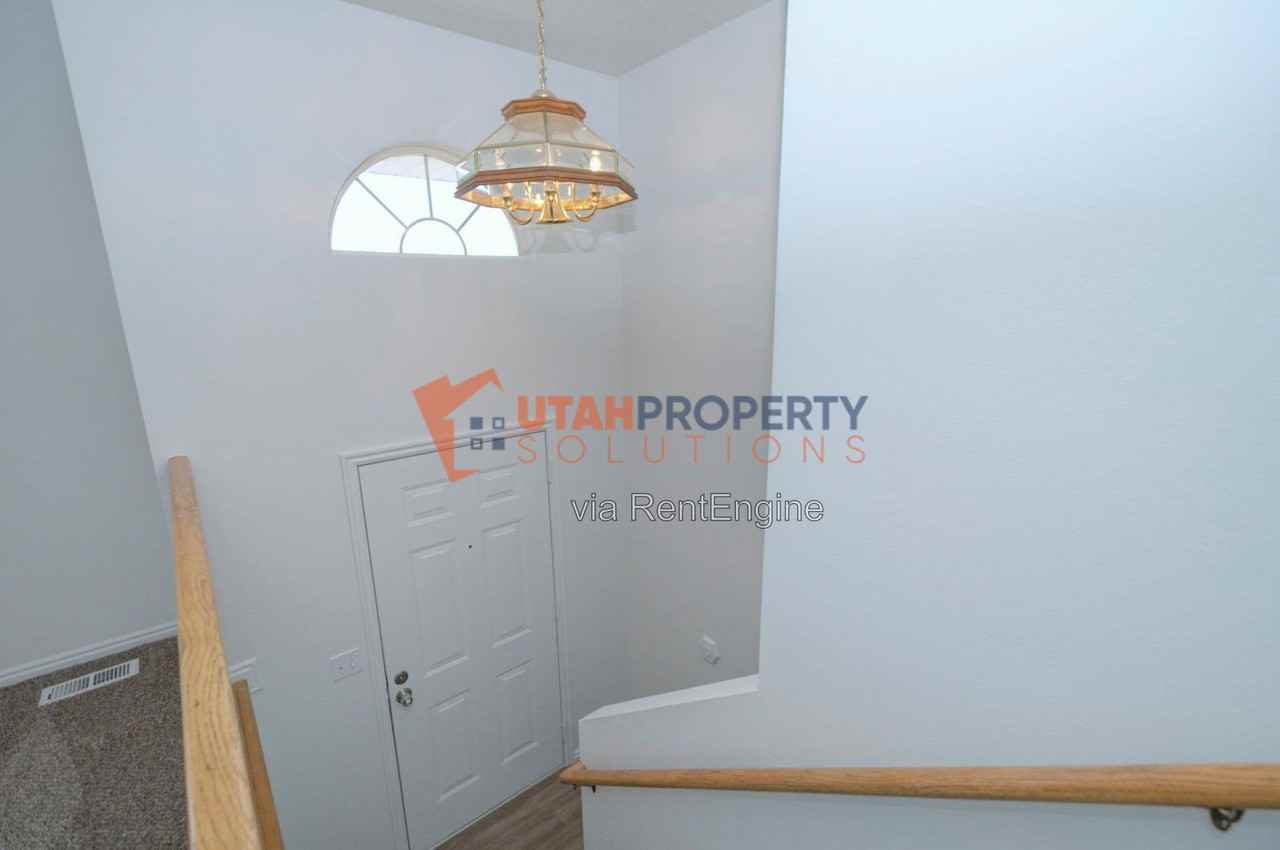 496 W 330 S - Photo 3 of 24