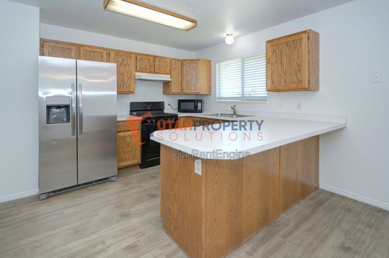 496 W 330 S - Photo 7 of 24