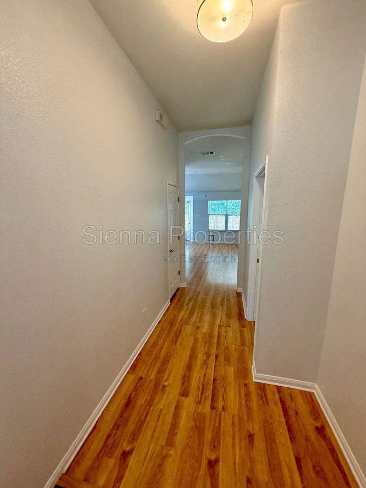1517 Hawk Dr - Photo 3 of 27
