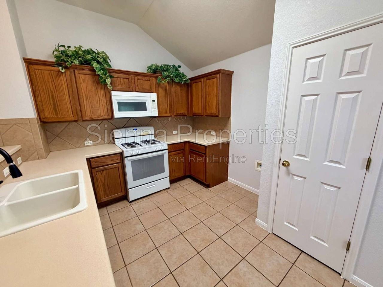 1517 Hawk Dr - Photo 7 of 27