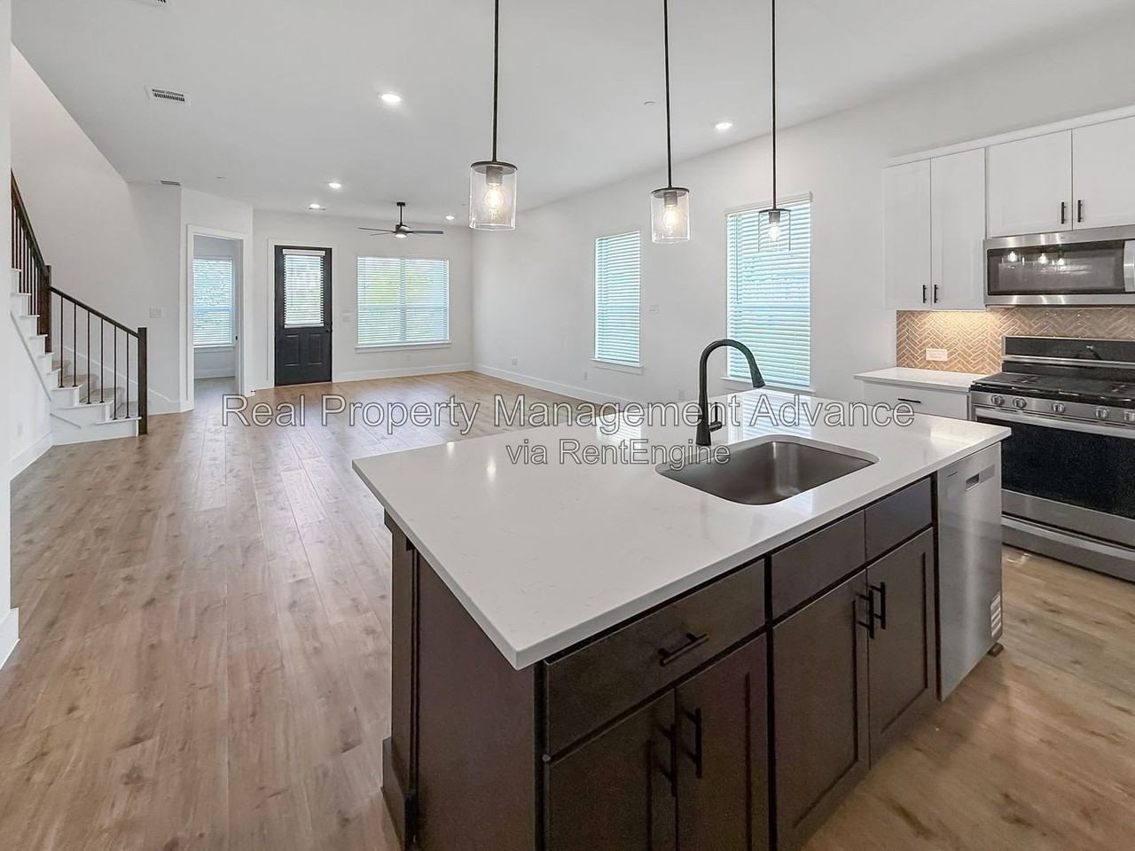 4400 Elm Springs St - Photo 4 of 21