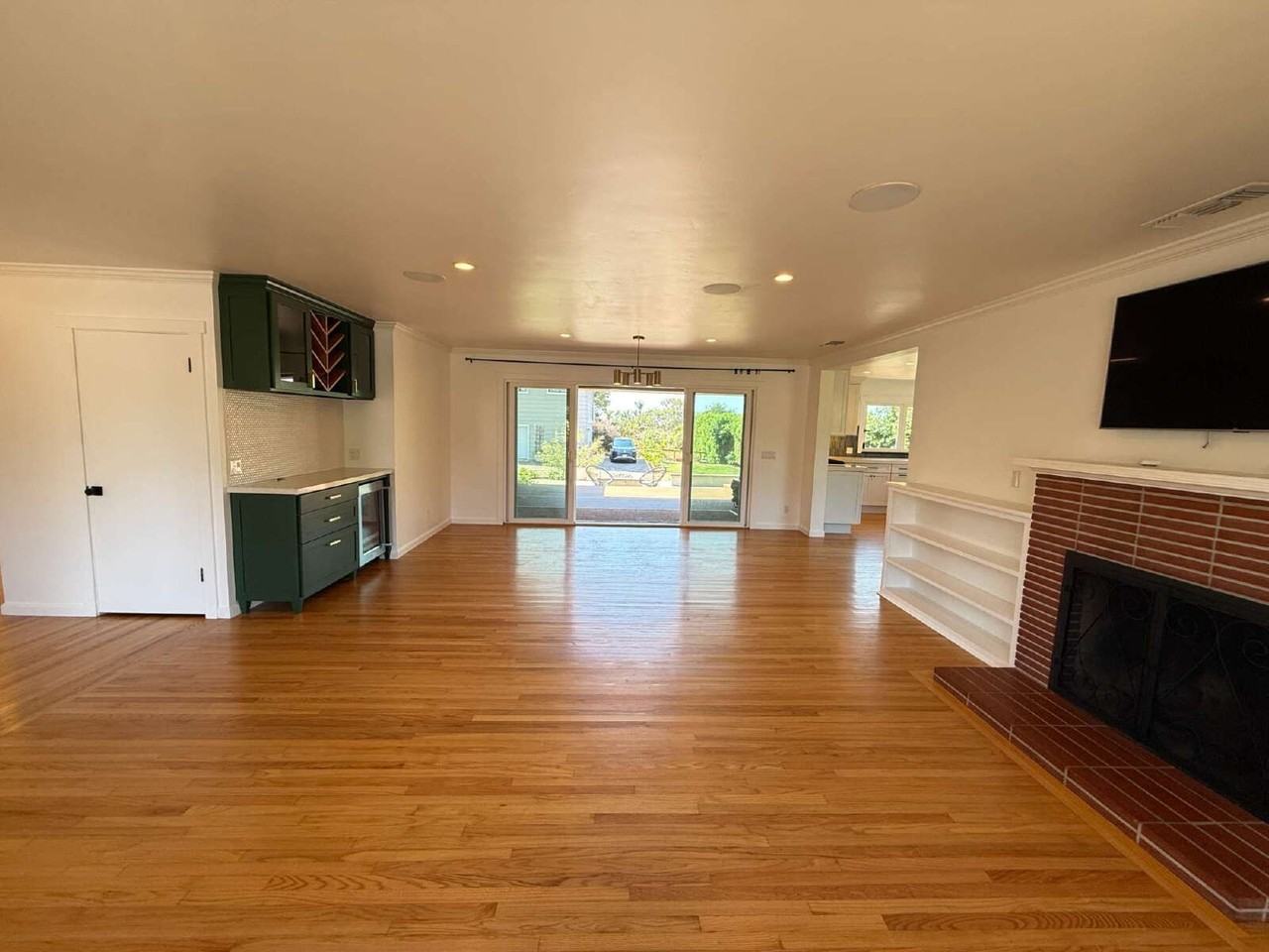 1401 Forest Ave - Photo 4 of 42