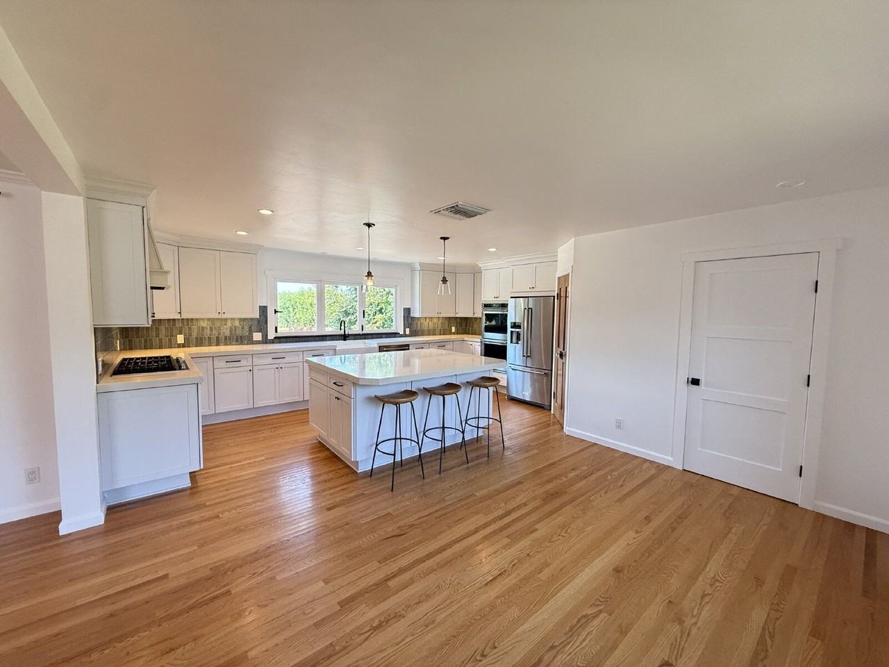 1401 Forest Ave - Photo 7 of 42