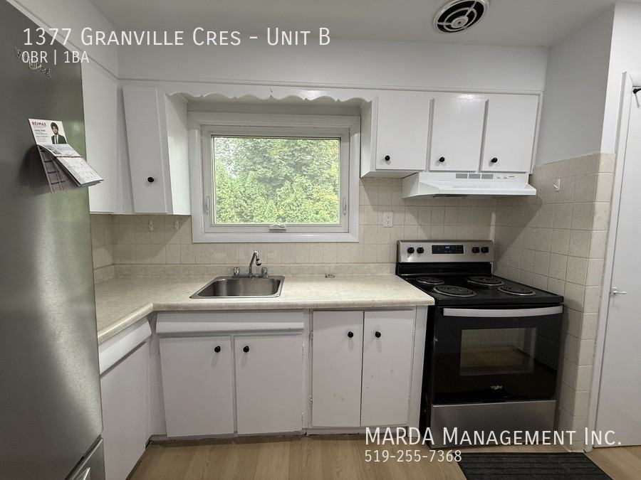 1377 Granville Cres #B - Photo 2 of 16