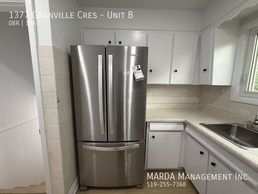 1377 Granville Cres #B - Photo 3 of 16