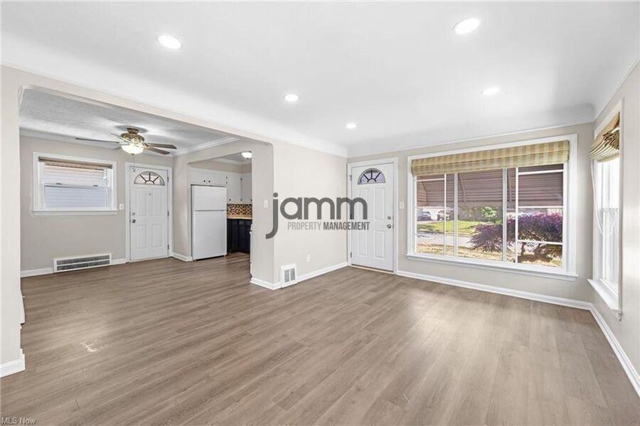 1653 Woodhurst Ave - Photo 3 of 33