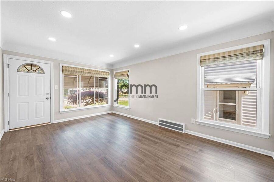 1653 Woodhurst Ave - Photo 4 of 33