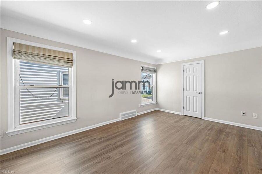 1653 Woodhurst Ave - Photo 5 of 33