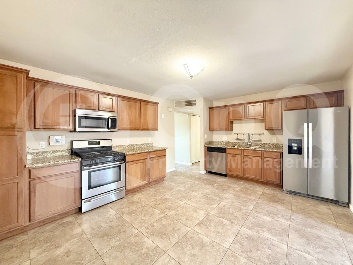 445 E Beatryce St - Photo 4 of 20