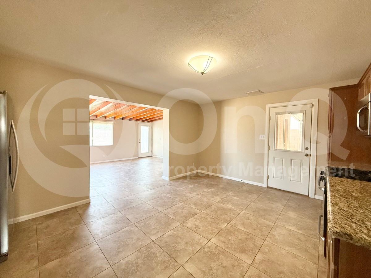 445 E Beatryce St - Photo 5 of 20