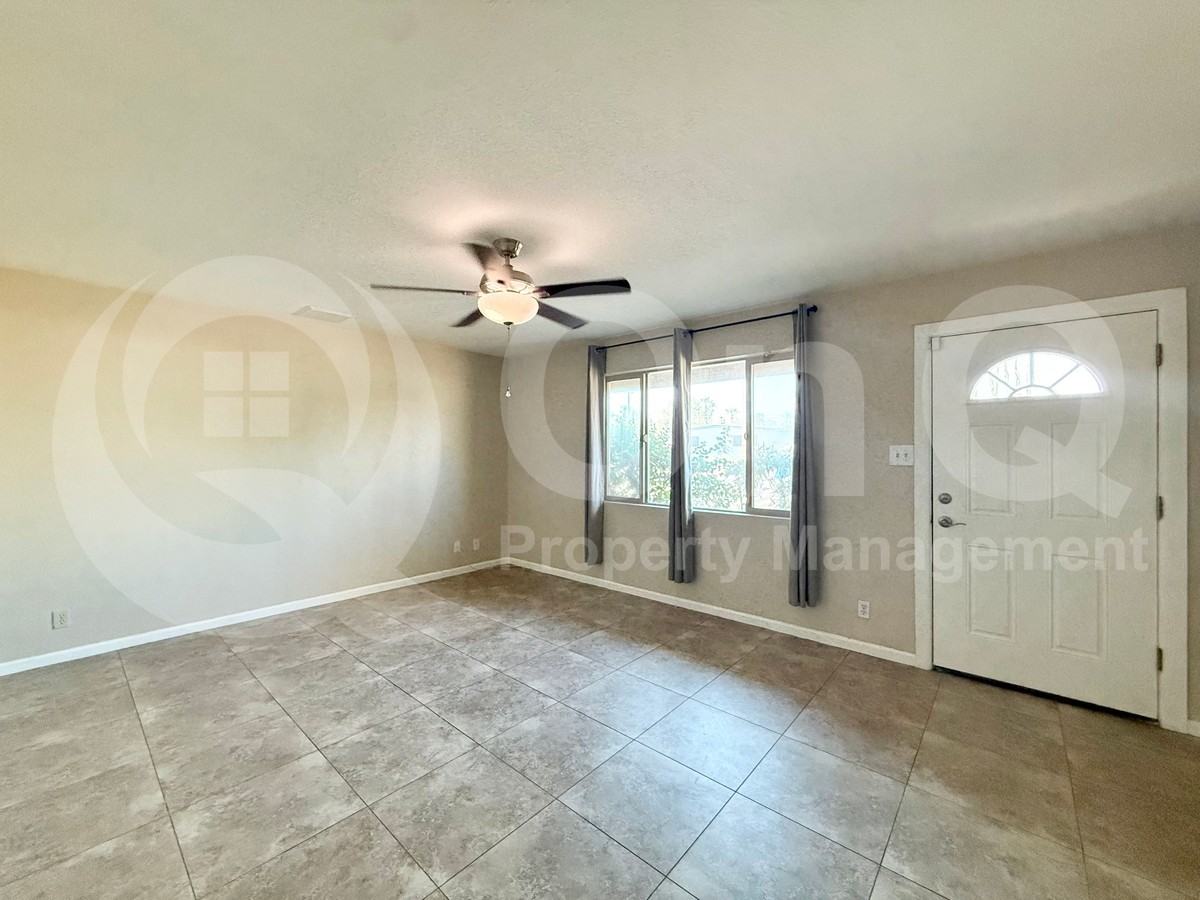 445 E Beatryce St - Photo 6 of 20