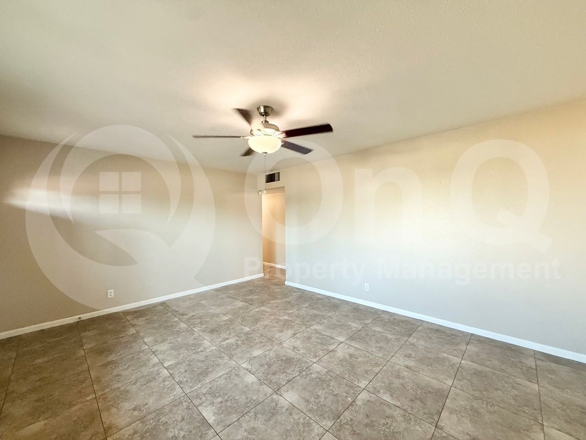 445 E Beatryce St - Photo 7 of 20