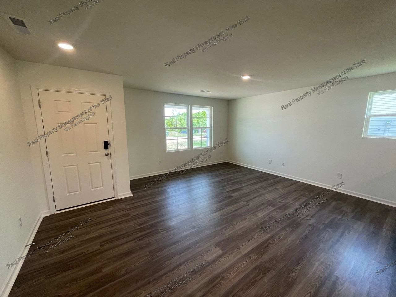 305 Pearson Dr - Photo 2 of 14