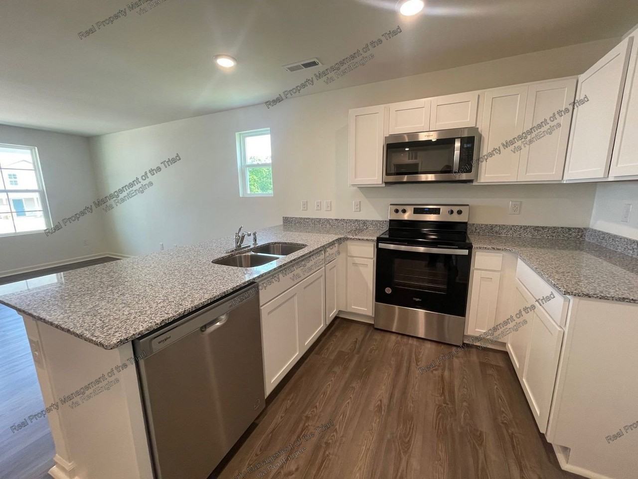 305 Pearson Dr - Photo 3 of 14
