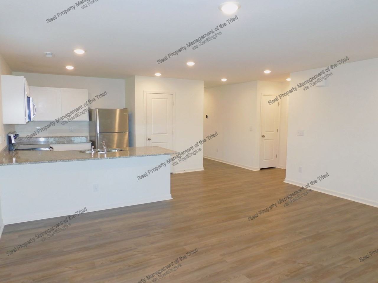 305 Pearson Dr - Photo 4 of 14