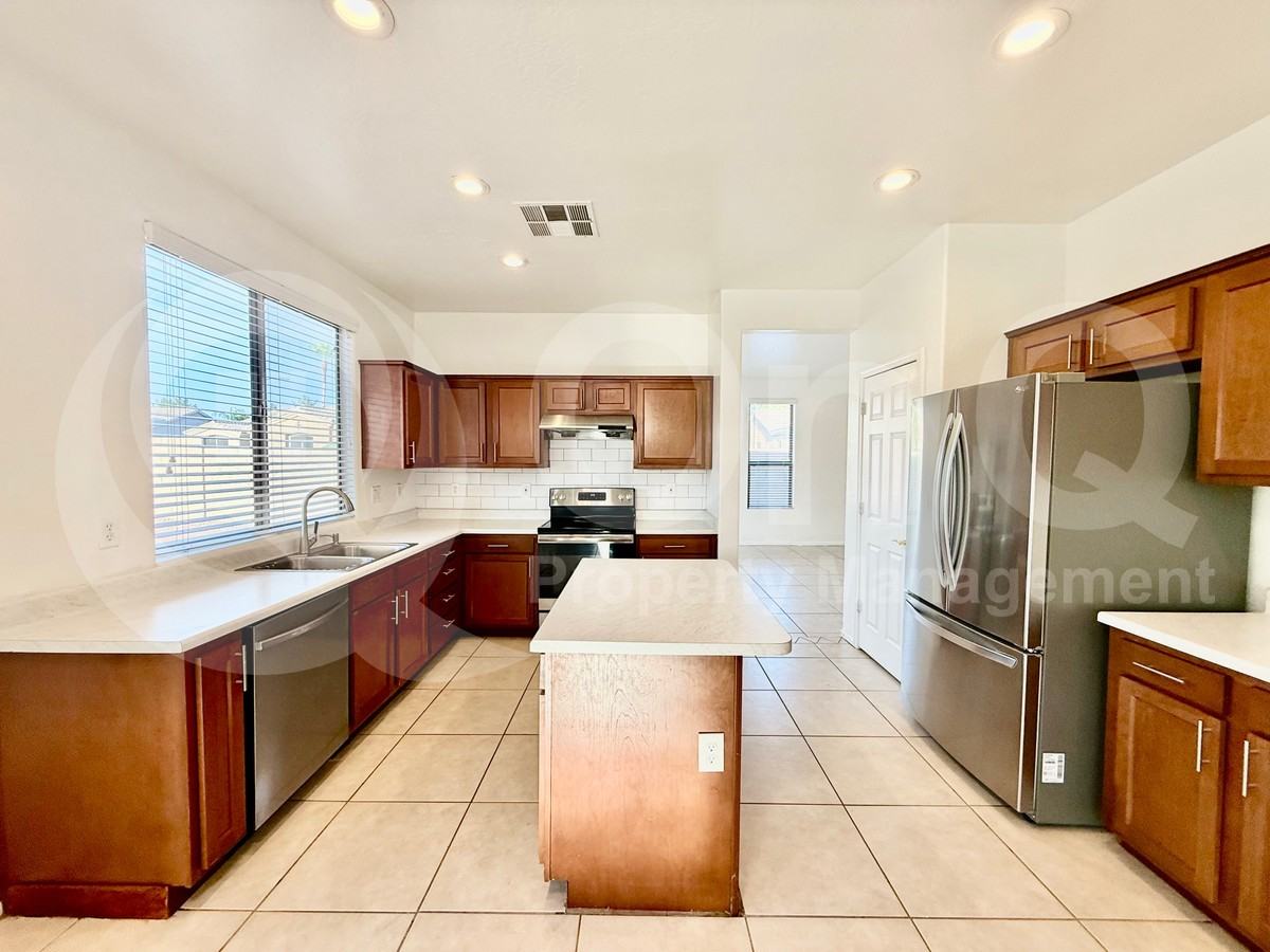 9940 E Medina Ave - Photo 5 of 35
