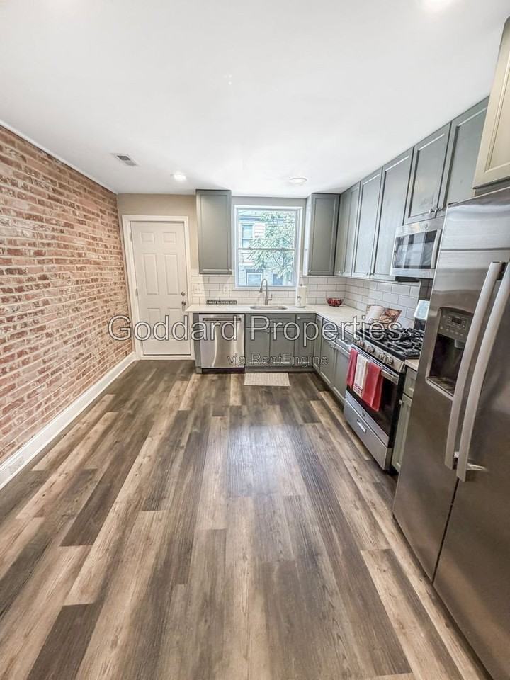 704 N Curley St - Photo 5 of 15