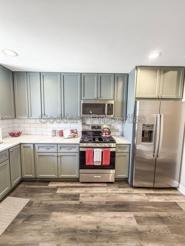 704 N Curley St - Photo 6 of 15